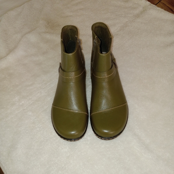 Clarks Olive Ankle Boots for Women Size 7.5 Comfort Collection - Picture 1 of 5